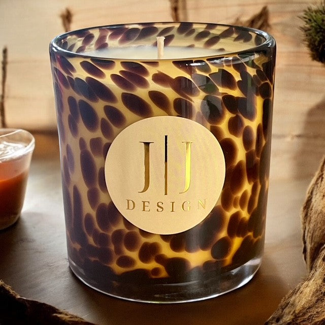JJ Design 400g Amber Moss and Teak Scented Soy Candle – lit candle with vines